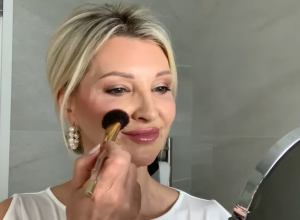 Profesionalna ŠMINKERKA kaže da zbog ove GREŠKE izgledamo starije: Žene koje imaju više od 50 NIKAKO ne smeju da preskoče jedan korak dok se šminkaju