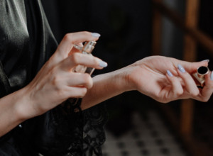 Uz ove TRIKOVE svaki parfem će DUŽE trajati: Možete SAVRŠENO mirisati bez obzira šta koristite