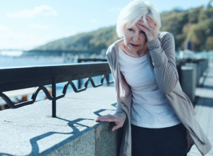 AKO PRIMETITE OVO KADA KLIMATE GLAVOM, JAVITE SE NEUROLOGU Ovaj simptom upozorava na TEŠKO OBOLJENJE