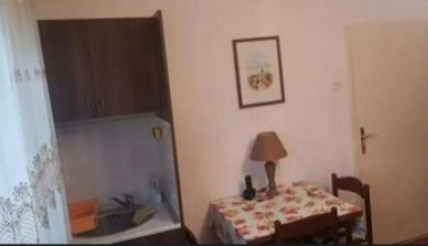 STAN U BEOGRADU, HIT NA DRUŠTVENIM MREŽAMA: Kirija 300 evra, nameštaj iz prošlog veka, a svi komentarišu PREJADNU kuhinju