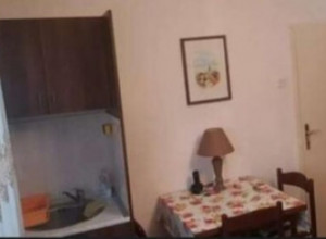 STAN U BEOGRADU, HIT NA DRUŠTVENIM MREŽAMA: Kirija 300 evra, nameštaj iz prošlog veka, a svi komentarišu PREJADNU kuhinju