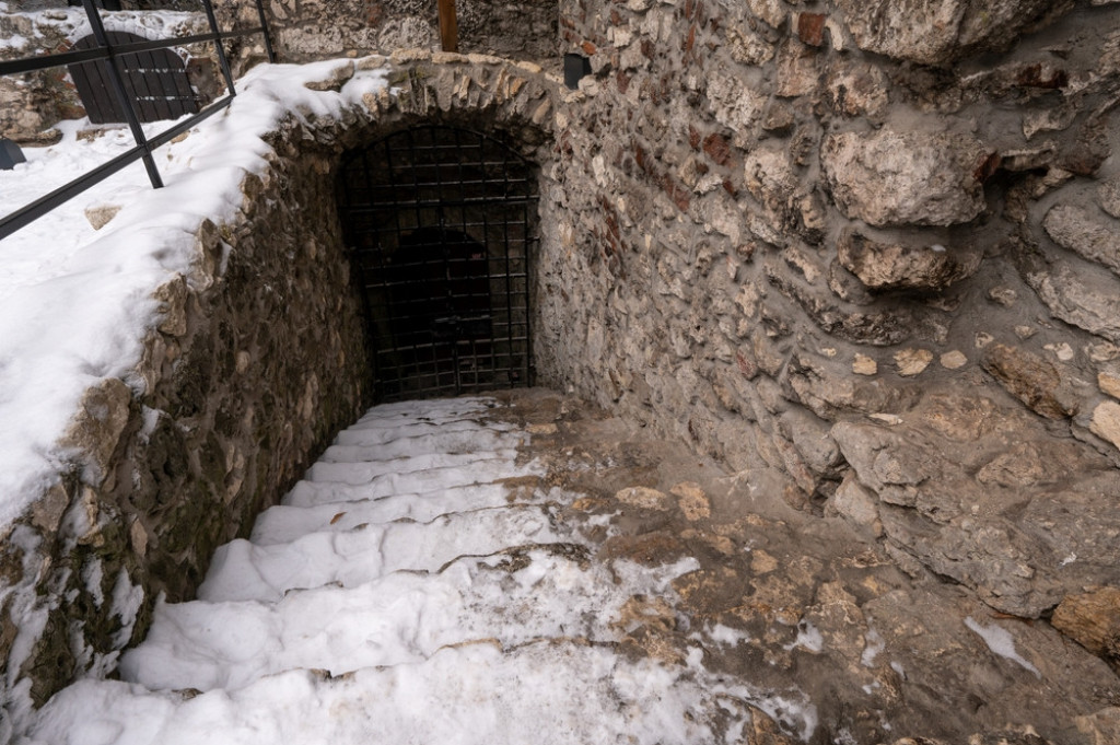 U PODRUMU su otkrili TAJNI zid: Ono što se KRILO iza njega potpuno ih je ŠOKIRALO!