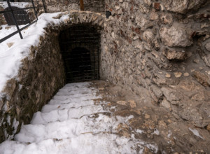 U PODRUMU su otkrili TAJNI zid: Ono što se KRILO iza njega potpuno ih je ŠOKIRALO!
