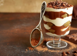 Poslastica koja je ZALUDELA domaćice: Tiramisu u ČAŠI, spoj slatkog, osvežavajućeg i kremastog
