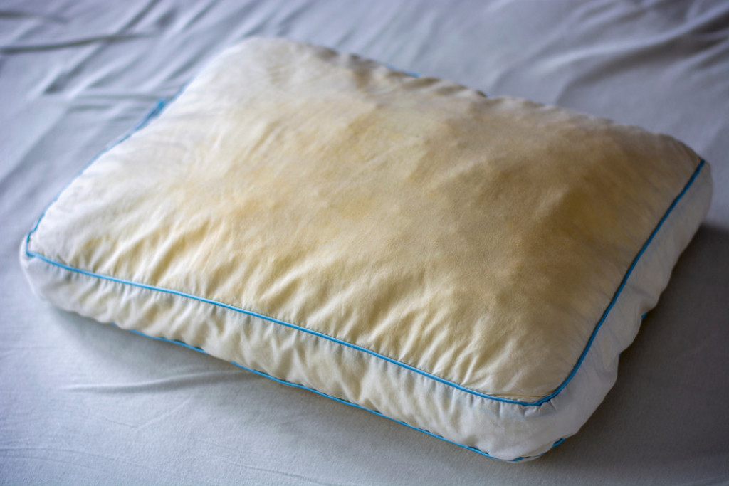 Požuteli su vam jastuci? Vratite im belinu na jednostavan način, sve sastojke imate kod kuće