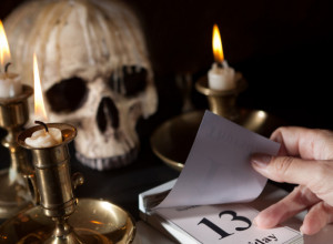 Za današnji dan kažu da je NAJCRNJI: Veruje se da na PETAK 13. svi imaju DVE opcije, evo zašto ljudi TRZAJU, postoji spisak sujeverja