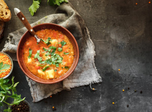 Odličan izbor za porodični RUČAK: Recept za crveno sočivo sa povrćem je PREUKUSNO, sve će se pojesti