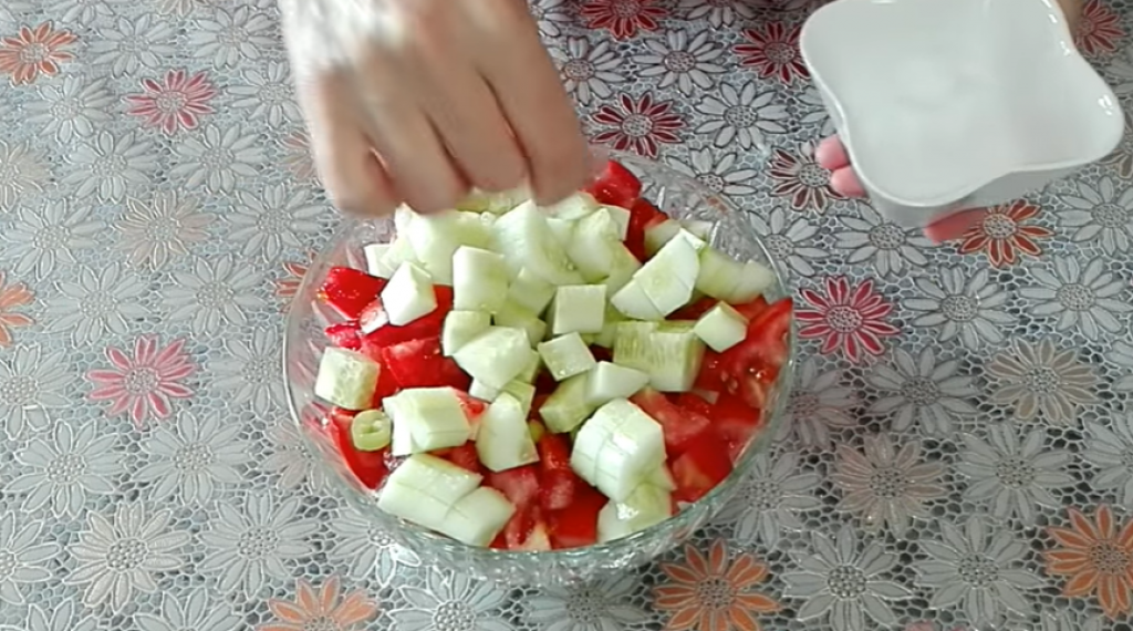 SVAKI SRBIN NJU PRVO SECKA Ovo je ZABRANJENA namirnica u svakoj SALATI, može skroz da joj pokvari UKUS