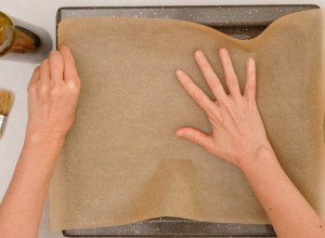 Za ovaj trik bićete nam zahvalni: Uradite ovo pre stavljanja papira za pečenje u kalup i olakšajte sebi