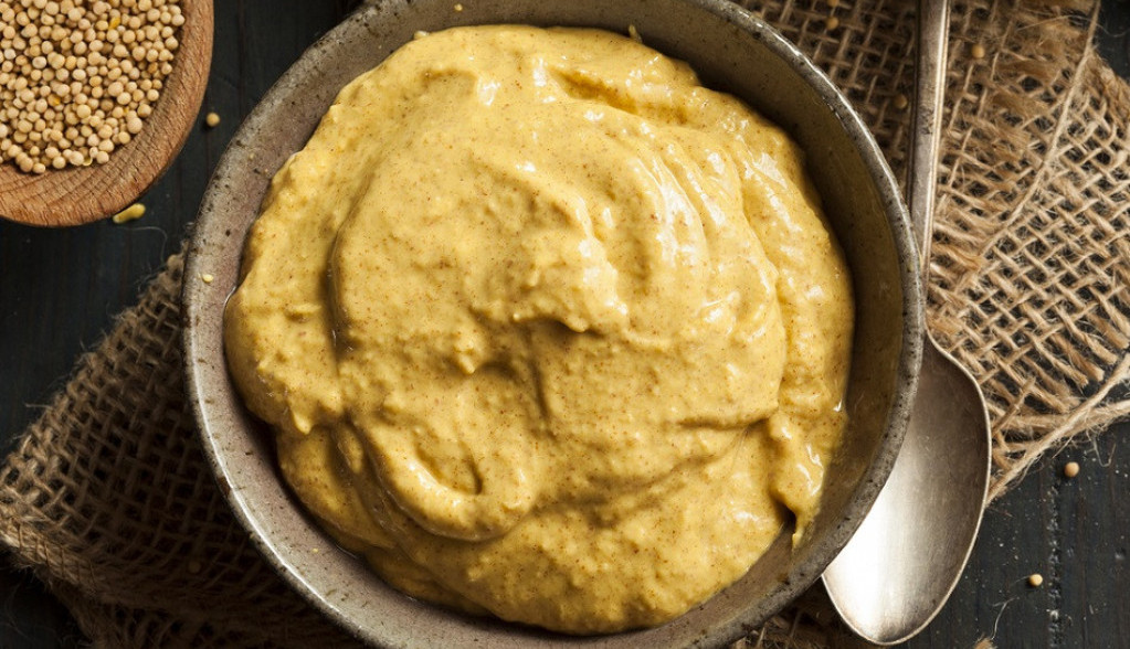 Napravite domaći SENF koji je prava BOMBA za organizam: Jedan sastojak pomaže kod PREHLADA, upale mišića i ima ANTIKANCEROGENA dejstva