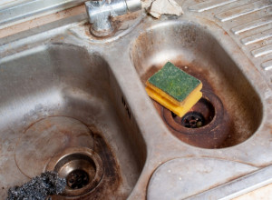 Nemojte da bacate ZARĐALO posuđe: Sve imate u KUHINJI, rezultati su neverovatni