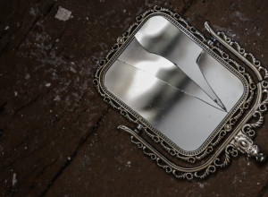 Polomljeno ogledalo SEDAM godina NESREĆE: A evo gde po FENG ŠUI pravilu treba da ga postavite da privuče SREĆU