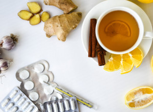 MED, pileća supa ali i TVRDE BOMBONE: Prolećna prehlada vlada KOLEKTIVIMA, prepoznajte je i MOMENTALNO zaustavite kašalj i bol u grlu