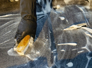 Potrebno vam SAMO sredstvo koje košta 250 DINARA: Ostavite da odstoji 20 minuta, prljave PROSTIRKE nikad nije bilo LAKŠE očistiti