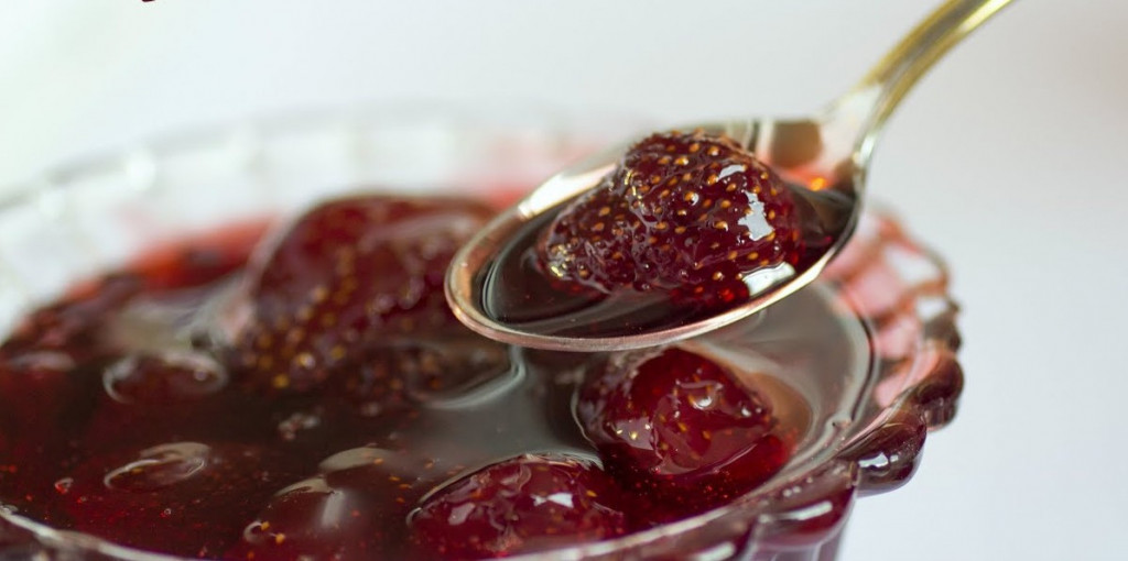 Samo DVA sastojka i TRUNČICA strpljenja: Evo zašto je SLATKO OD JAGODA ponovo HIT u Srbiji!