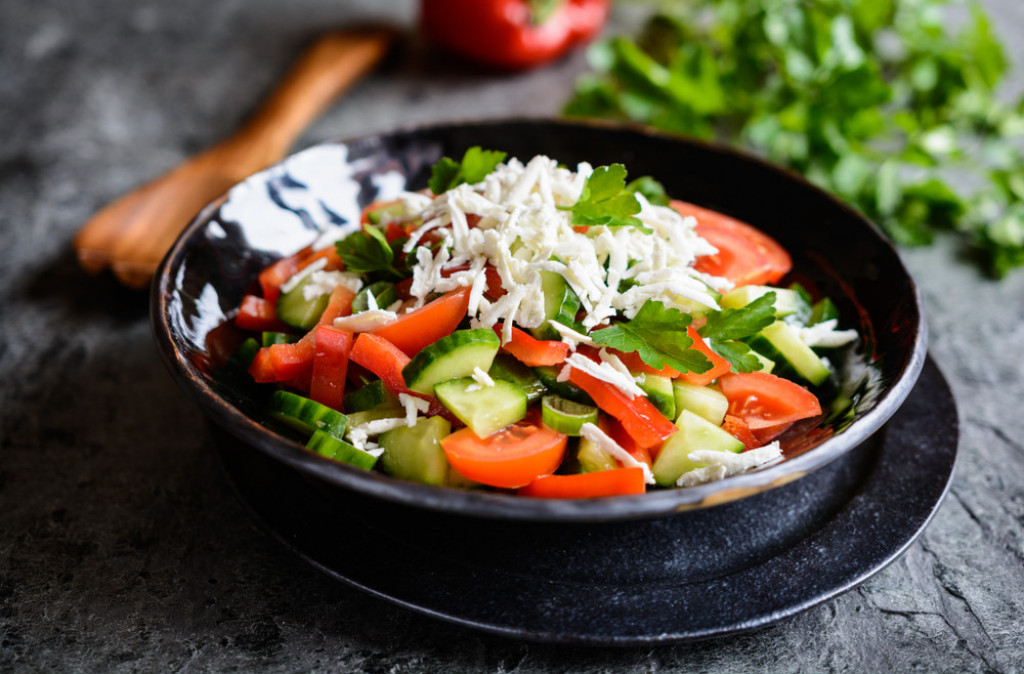 Krastavac i paradajz zajedno u salati, pobogu zašto? Evo koliko je to pogubno po organizam