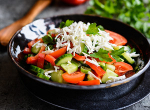 Krastavac i paradajz zajedno u salati, pobogu zašto? Evo koliko je to pogubno po organizam