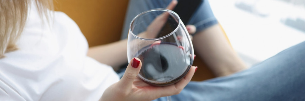 Svako VEČE popijte čašu ovog ALKOHOLNOG pića: Kilogrami će se TOPITI preko noći!