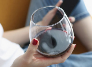 Dnevno čaša CRNOG vina sprečava BORE: Mnogobrojni su BENEFITI koji će ODUŠEVITI njegove ljubitelje