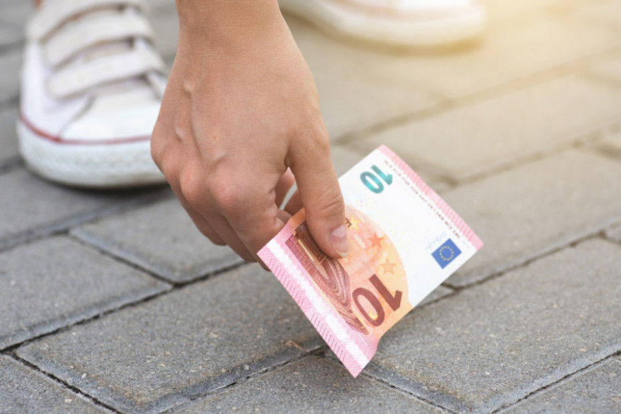 Šta znači kada nađete NOVAC na ulici: Postoji DETALJNO objašnjenje i šire značenje ove ,,SLUČAJNOSTI''
