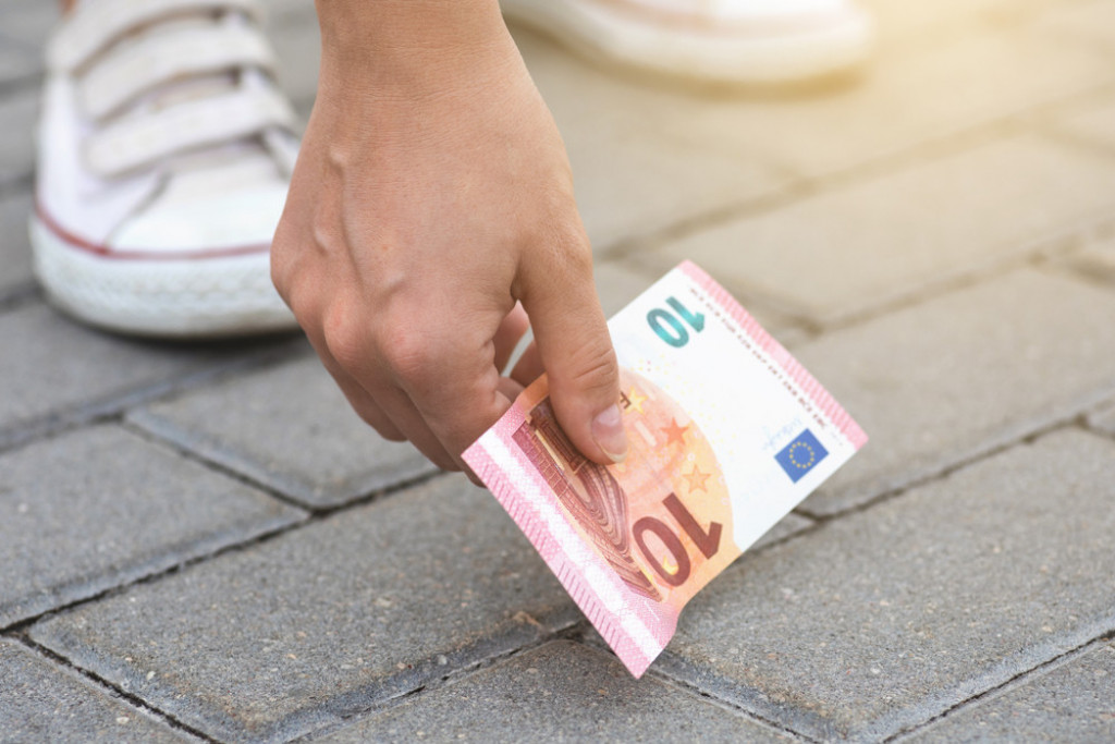 Šta znači kada nađete NOVAC na ulici: Postoji DETALJNO objašnjenje i šire značenje ove ,,SLUČAJNOSTI''