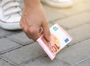 Šta znači kada nađete NOVAC na ulici: Postoji DETALJNO objašnjenje i šire značenje ove ,,SLUČAJNOSTI''