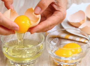 Ceo život pogrešno RAZBIJATE jaja: Zbog toga vam LJUSKA upada u posudu, samo JEDNA sitnica menja sve! (VIDEO)