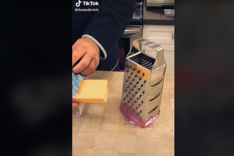 Rendanje SIRA vam zadaje MUKU? Uz ovaj TRIK vaša kuhinja neće više biti u neredu