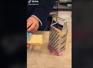 Rendanje SIRA vam zadaje MUKU? Uz ovaj TRIK vaša kuhinja neće više biti u neredu