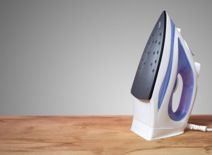 ,,Da sam juče umro ne bih znao za ovo": Fantastičan trik za čišćenje pegle oduševio internet, sve što je potrebno je 1 tableta