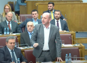 NOVE TURISTE TRAŽIMO PO ŠAVNIKU HELIKOPTERIMA: Novi ŠOU Milana Kneževića u Skupštini nasmejaće vas do duza (VIDEO)