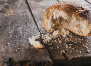 Nikada više nećete baciti HLEB od nekoliko DANA: Uz ovaj TRIK je ponovo kao tek ISPEČEN i hrskav!