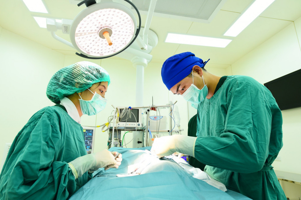 Osetio JAKE BOLOVE u stomaku i posetio LEKARA: Na OPERACIONOM stolu je shvatio da je rođen kao ŽENA