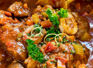 Domaćinski GULAŠ sa svinjetinom i krompirom: Provereno NAJTRAŽENIJI recept iz restorana