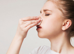 Sve počinje krvarenjem iz NOSA, a može da se završi SMRĆU: Ceo svet je je ZABRINUT zbog nove epidemije, ovaj virus uteruje strah u KOSTI!