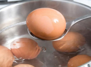 Ovako će JAJA biti SAVRŠENO kuvana: Kuvarica podelila trik, NIKAD ih ne potapa u VRELU vodu, a ljuska se sama skida