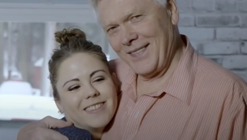 Rekla mu je da će se NALJUTITI ako umre u SNU: Ona ima 25 godina, a on 70, ovako izgleda njihov ŽIVOT!