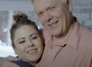 Rekla mu je da će se NALJUTITI ako umre u SNU: Ona ima 25 godina, a on 70, ovako izgleda njihov ŽIVOT!
