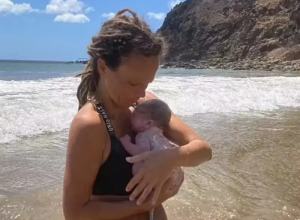 Porodila se sama na PLAŽI bez DOKTORA: Evo šta se posle DOGODILO sa bebom i njom!