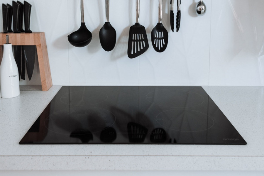 Rešite se masnih fleka sa šporeta: Potreban vam je samo jedan predmet koji imate u kući i ringle će blistati kao nove