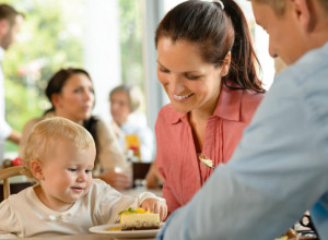 MAJKA podelila kakvu je NEPRIJATNOST doživela, ljudi su besni: "Konobar me je samo POGLEDAO i mislio da ću da pustim DETE da PLAČE!"