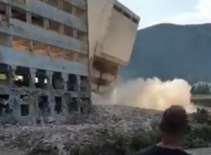 "NEMOJ ZA*EBAVAT": Pogledajte URNEBESNO rušenje zgrade nekadašnjeg SFRJ giganta u Mostaru (VIDEO)