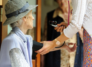 Na velikim vrućinama PRITISAK skače kao LUD: Za ove neobične TRIKOVE niste ČULI, a obaraju ga za ČAS