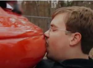 AMERIKANAC je u vezi sa AUTOMOBILOM: "Obožavam da vodim LJUBAV sa njim"