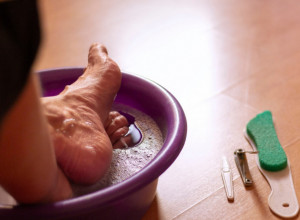Potopite noge u sirće 15 minuta: Rešićete se ovih užasnih problema