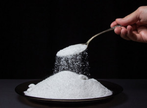 Kako da znate da li konzumirate previše soli: Stručnjaci otkrivaju kojih 5 znakova ovo govore