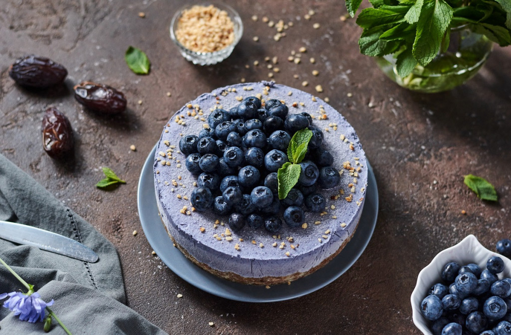 Recept za KREMASTI desert: Štrumpf torta sa BOROVNICAMA i BELOM ČOKOLADOM