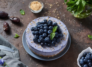 Recept za KREMASTI desert: Štrumpf torta sa BOROVNICAMA i BELOM ČOKOLADOM