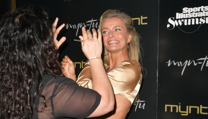 Skinula se POTPUNO GOLA iako gazi ŠESTU deceniju: Slavna manekenka pokazala sve čari PRIRODNE lepote, savršeno zgodna da PAMET STANE