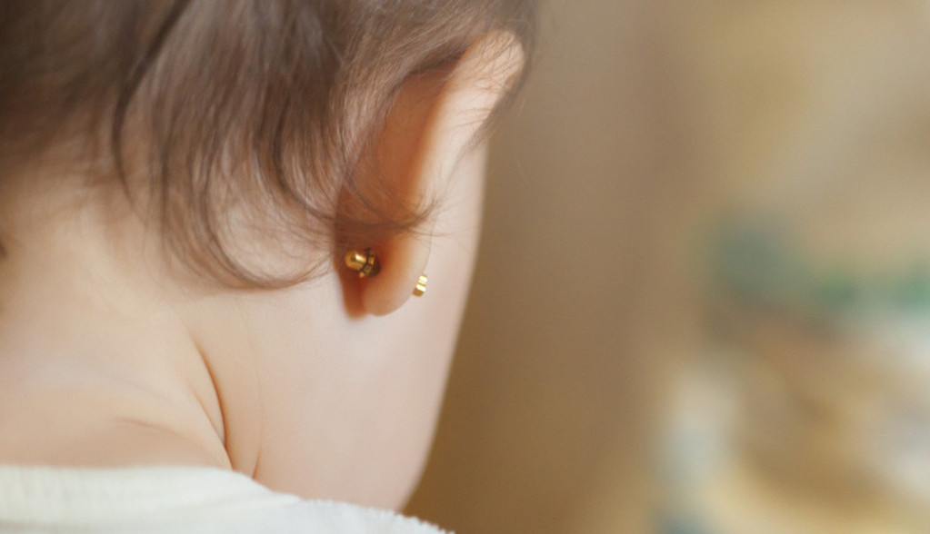 Ispovest mlade MAJKE koju su OSUDILI zbog jednog poteza: "Probušila sam ćerki UŠI samo DVA dana nakon rođenja"